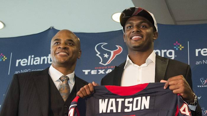 Smith posing with Watson during Watson's introductory press conference.